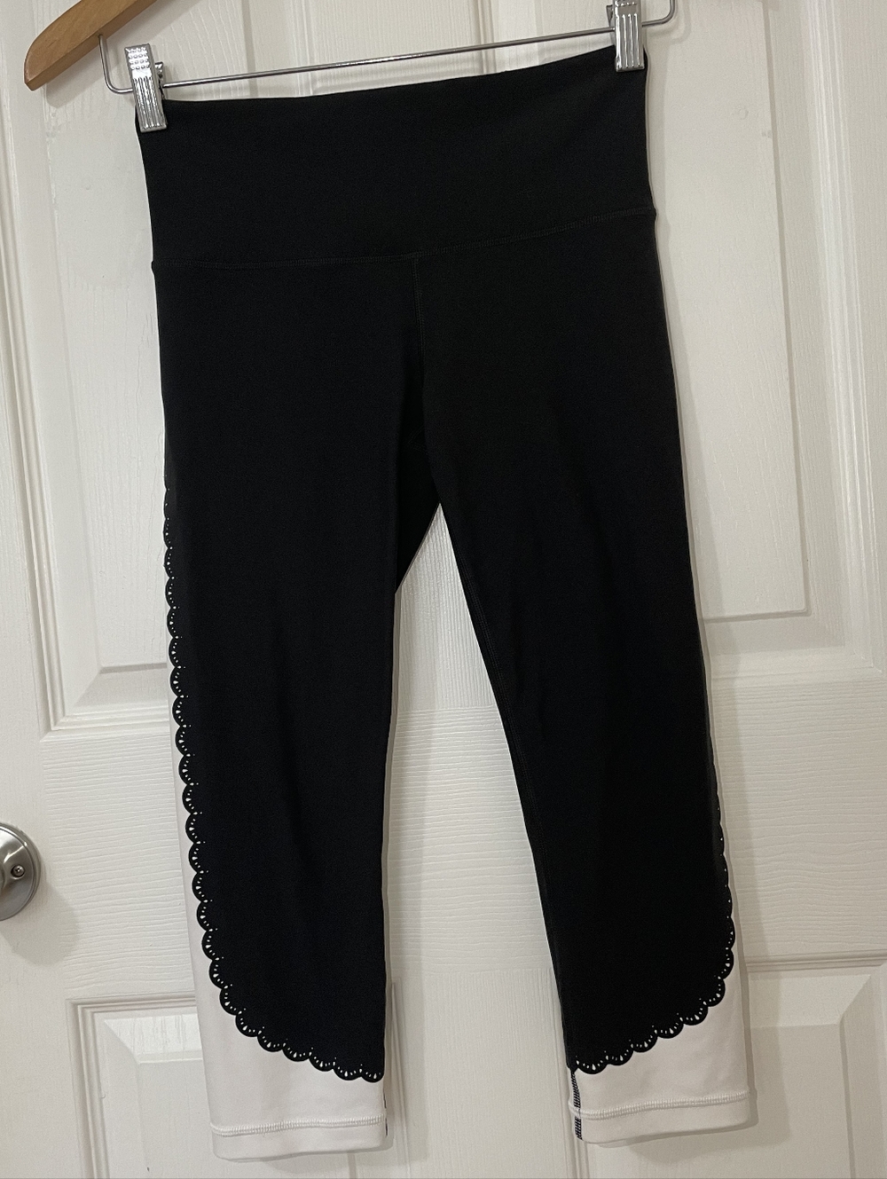 Athleta Black and White Leggings Capri with Scalloped Trim Size XSP
